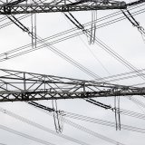Les prix de l'électricité devraient baisser l'an prochain en Suisse, tant pour les ménages que pour les clients professionnels (archives). KEYSTONE/DPA/DANIEL VOGL